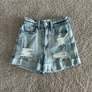 HOLLISTER— High Rise Mom 3” shorts